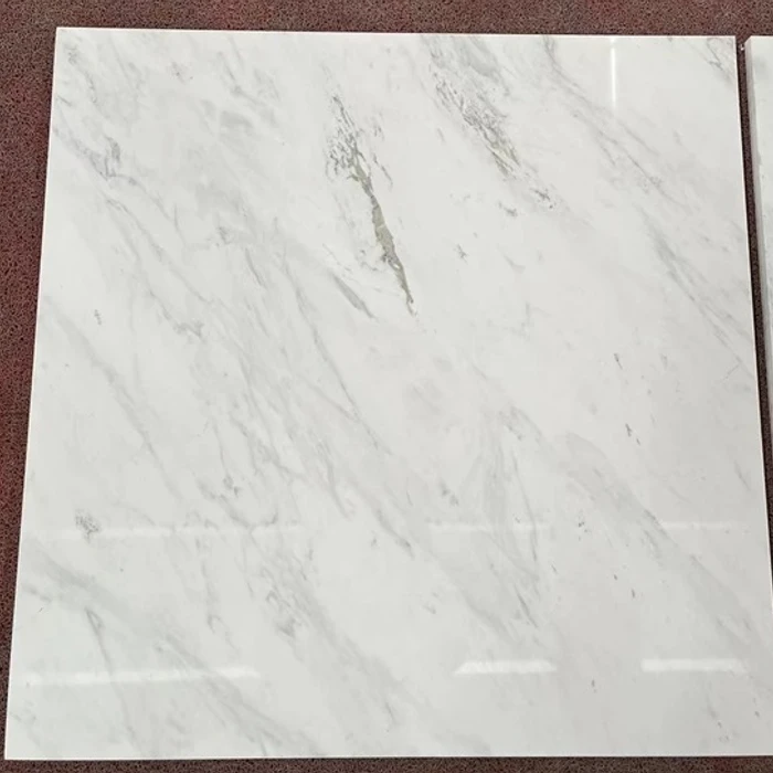 Piso de baldosas blancas de mármol